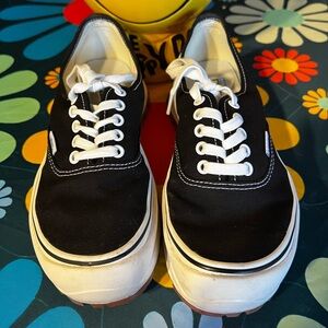 Black and White VANS Sneakers. Size 8.5
WORN TWICE‼️